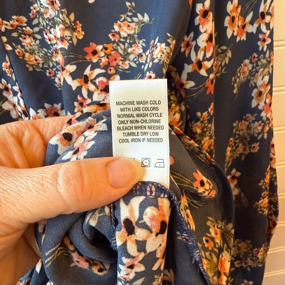 West Kei blue floral top. Size M - Picture 7 of 8
